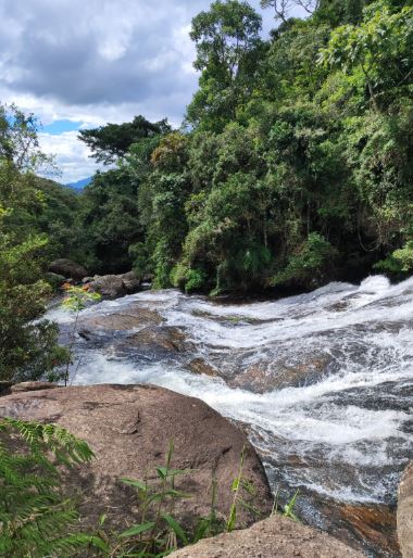 Montanhas ao fundo, vista ampla